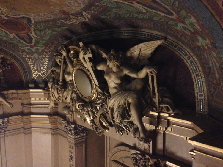 Опера орнамент